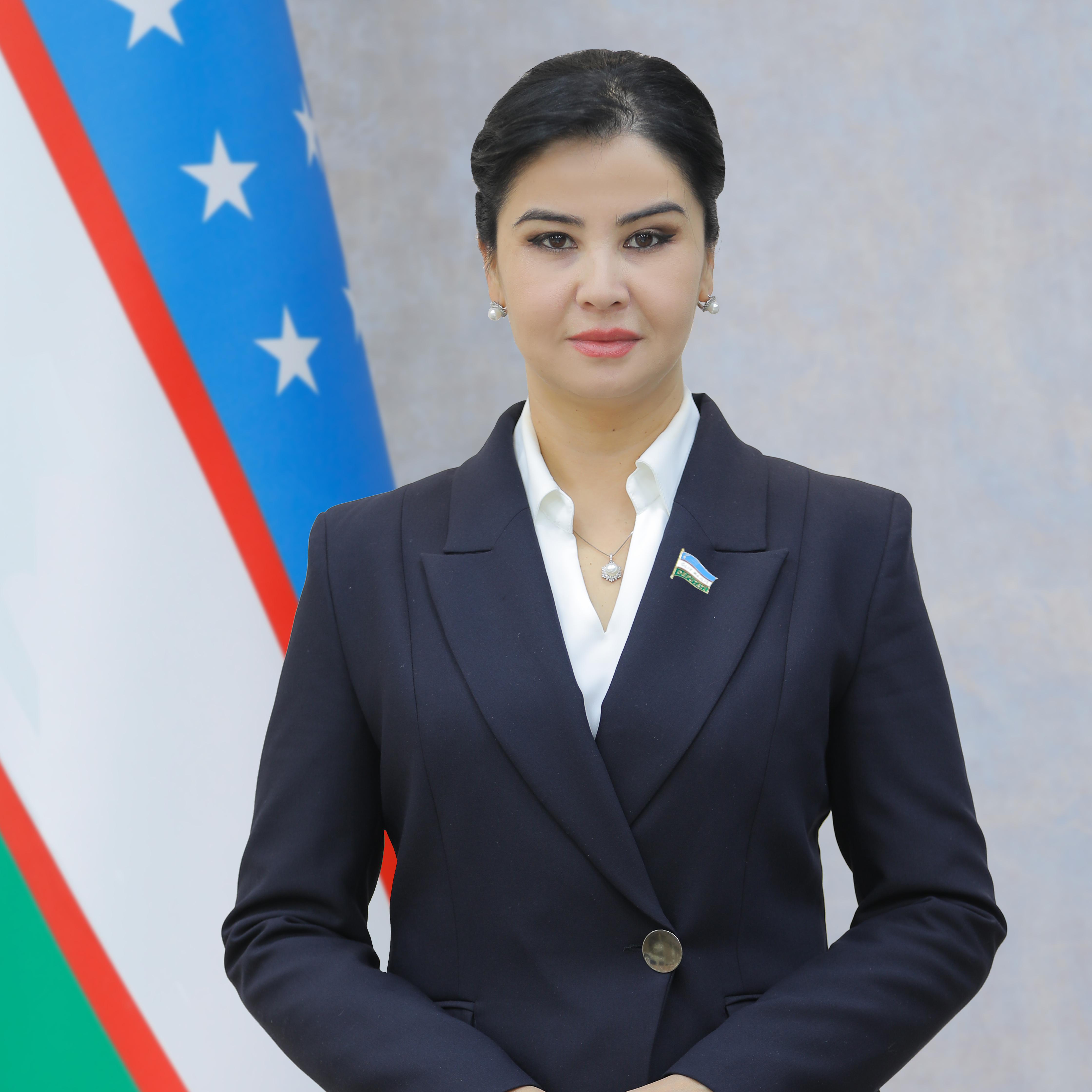 Bir sahifachi onlayn grafinyani sikishmoqda. Kokrak bluzkadan tushib ketdi