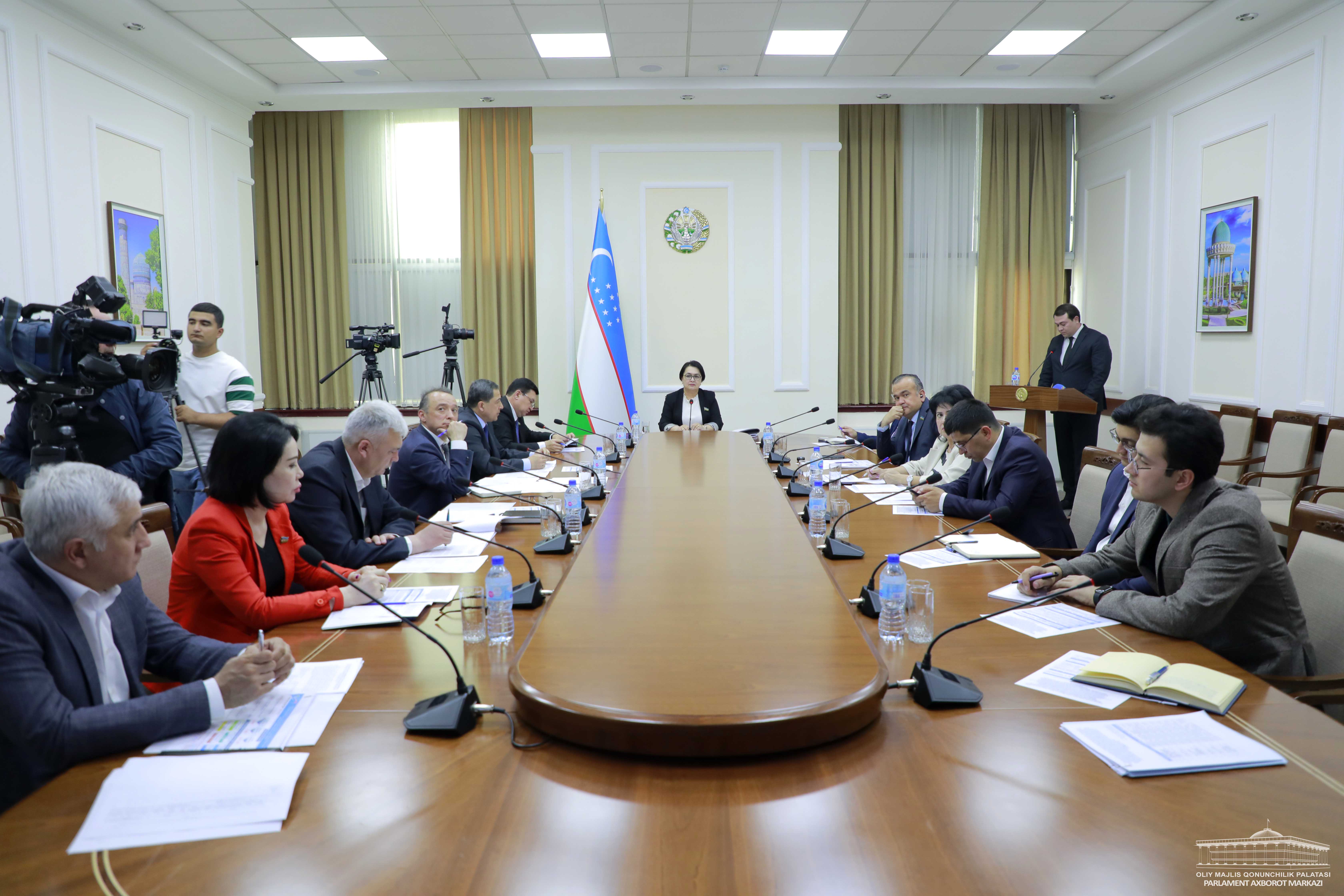 Sea Devils Tornado 2 aktyor va mushuk Onam ogli bilan jinsiy aloqada boladi