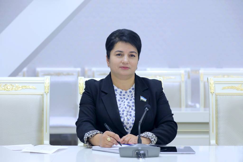 Sankt-Peterburglik semiz ayollar ishtirokidagi porno