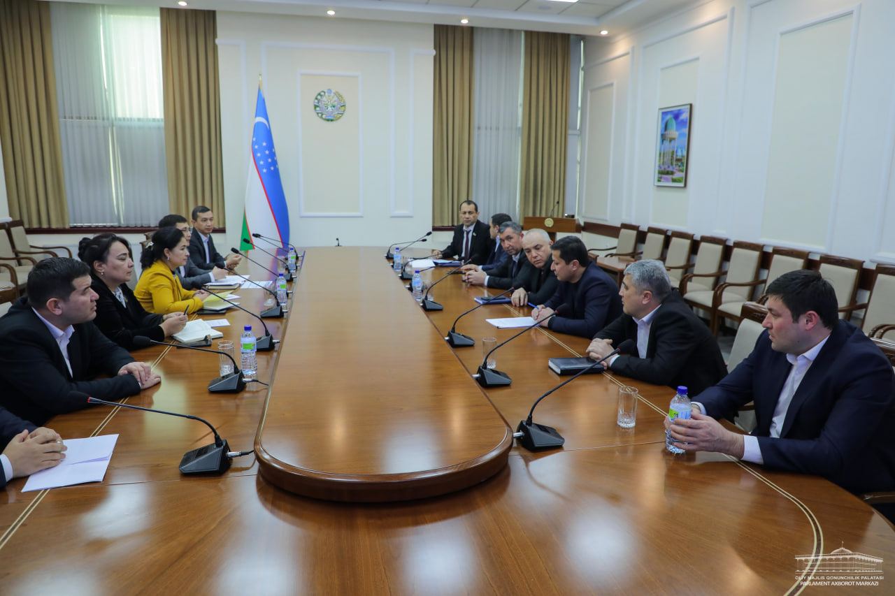 Paypoq kiygan xotin klubda sikildi