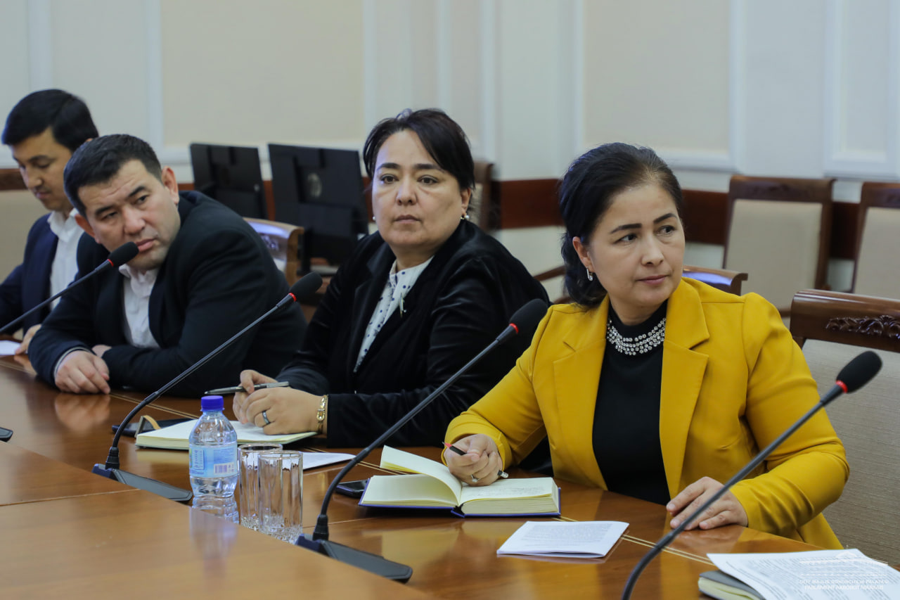 Xoroz halqalari bolgan xorozlar