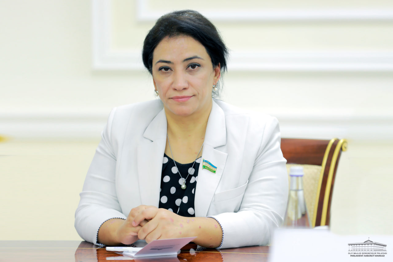 Ular telefonda yashirincha jinsiy aloqa qilishgan. Ajoyib sargish eshak blondes lick show photo