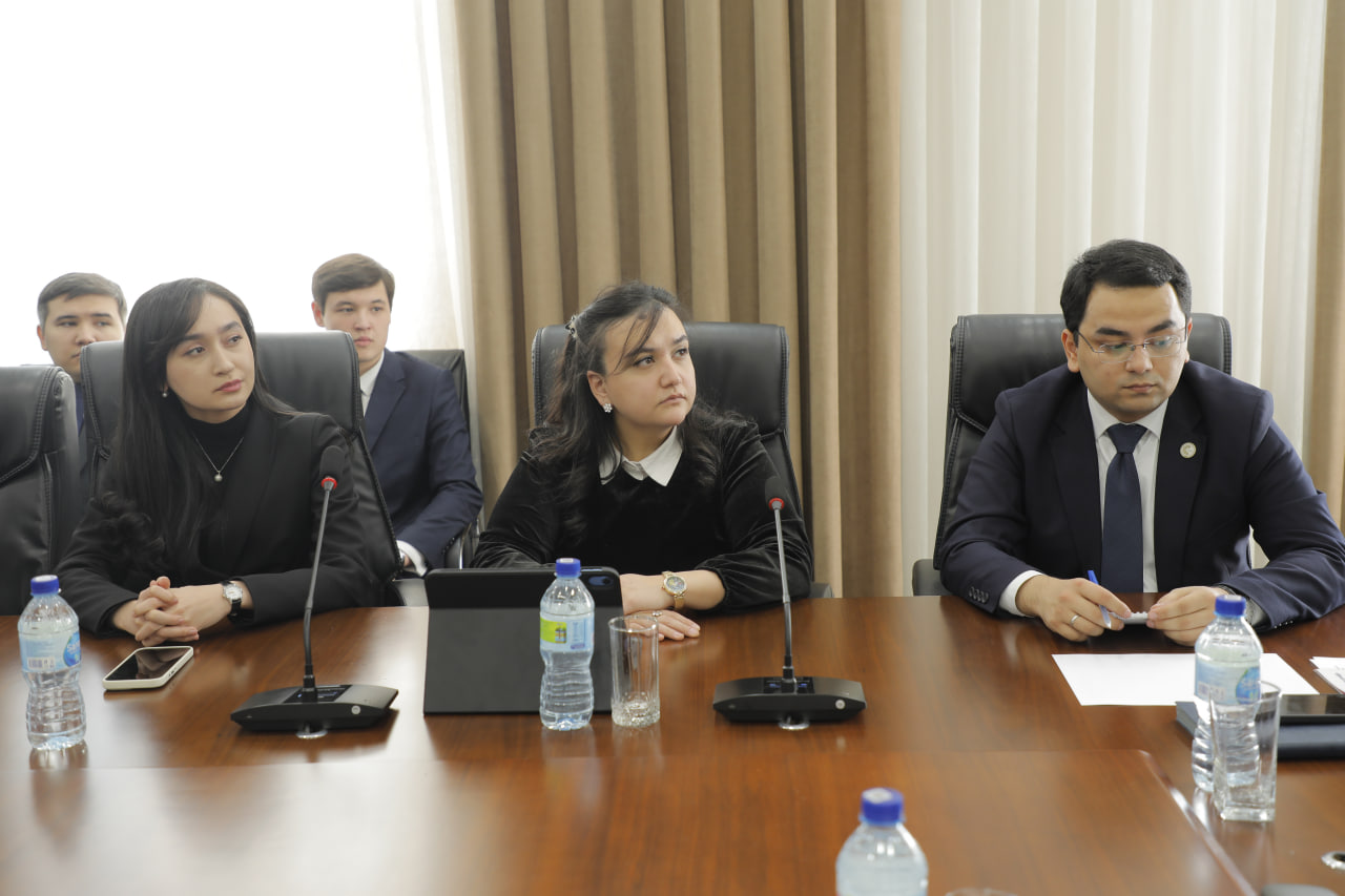 Nazorat punktida yoshlar