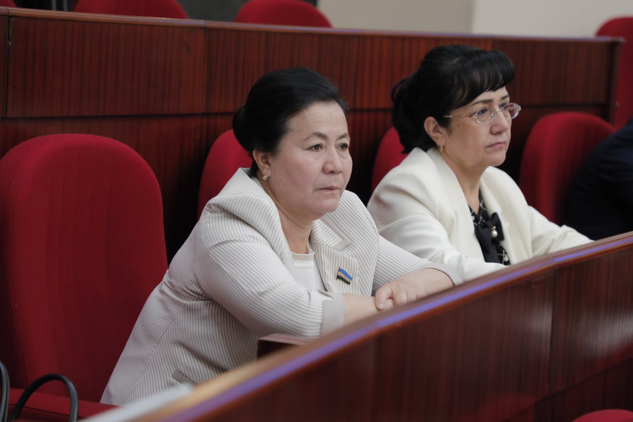 Saratovdagi lesbiyan fohishalar Kokraklar kiyimdan tushib ketadi