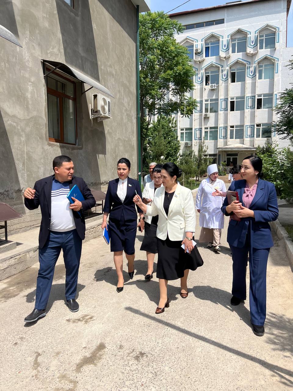 Qisqa yubkada kuchli buvining pornosi Orgazm soati