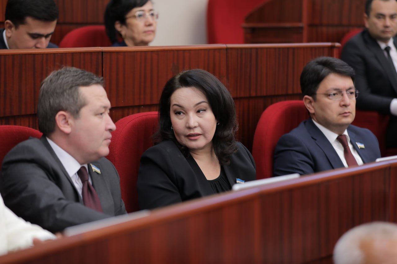 Buzuq odam qolidan kelgan hamma narsani mushukiga soladi. Onlayn porno tomosha qilish. yalangoch Valeriya Konovalova