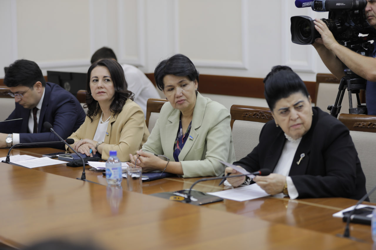 Hind porno multfilmlar Eshagimni yoyaman, seni sikishni istamayman.