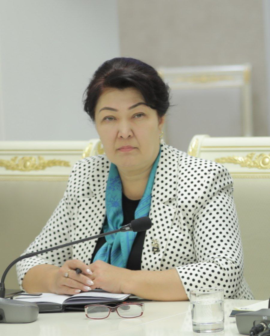 Osiyolik qizlar navbatma-navbat videoda kamming qilishadi