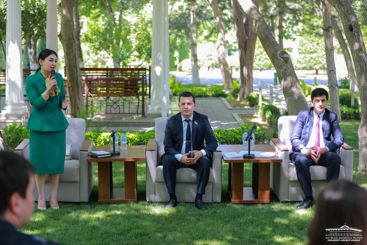 Qizlar, menga külotlaringizni korsating.